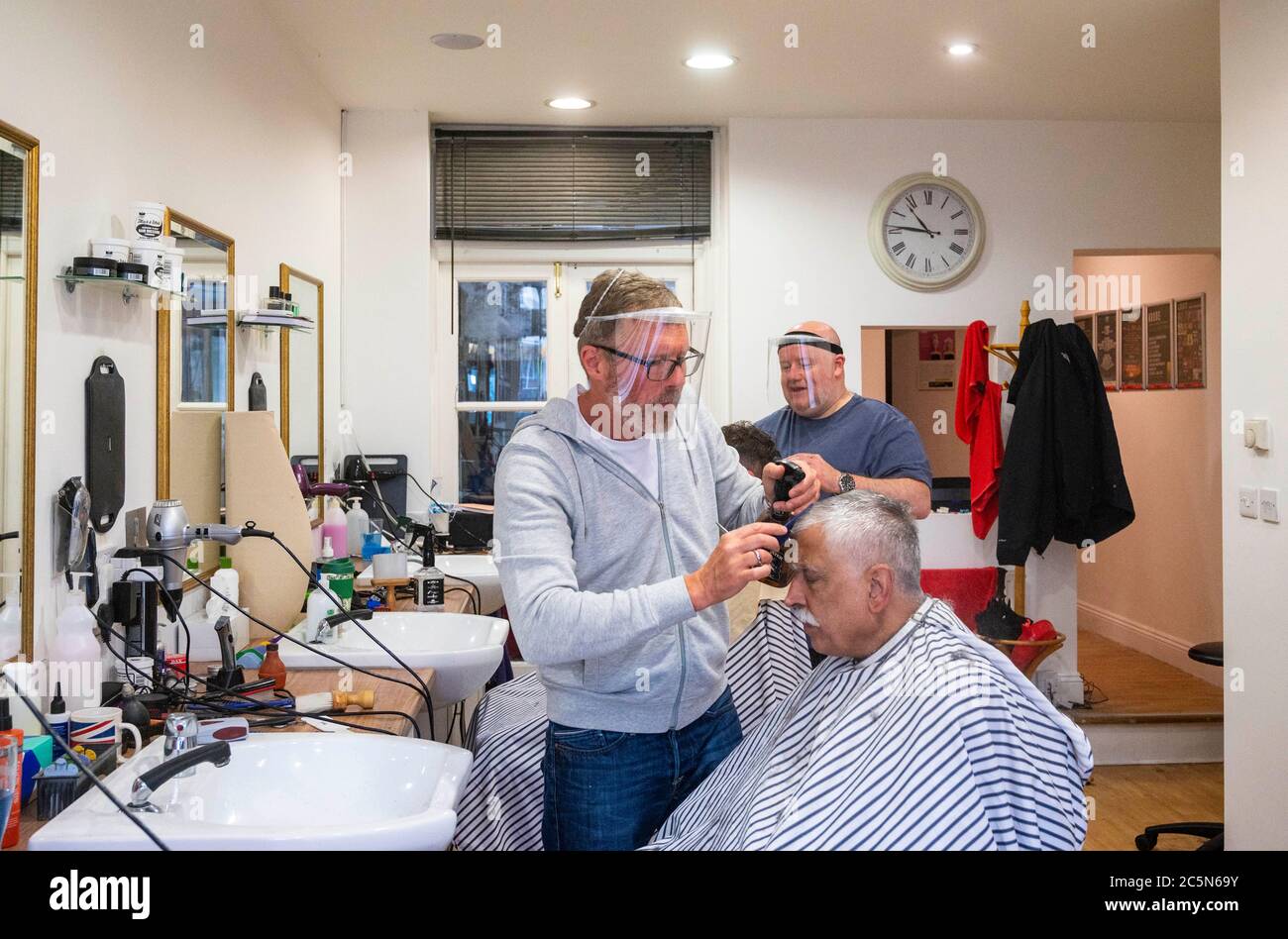 Mens Hairdressing High Resolution Stock Photography and Images Alamy