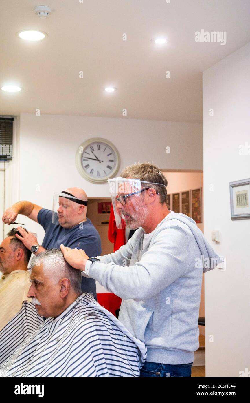 Mens Hairdressing High Resolution Stock Photography and Images Alamy