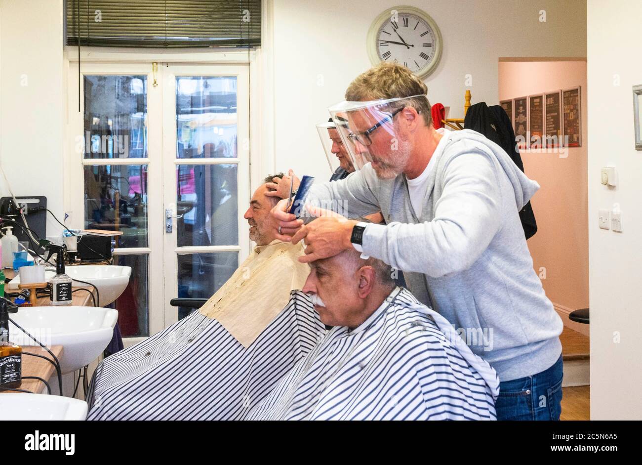 Mens Hairdressing High Resolution Stock Photography and Images Alamy