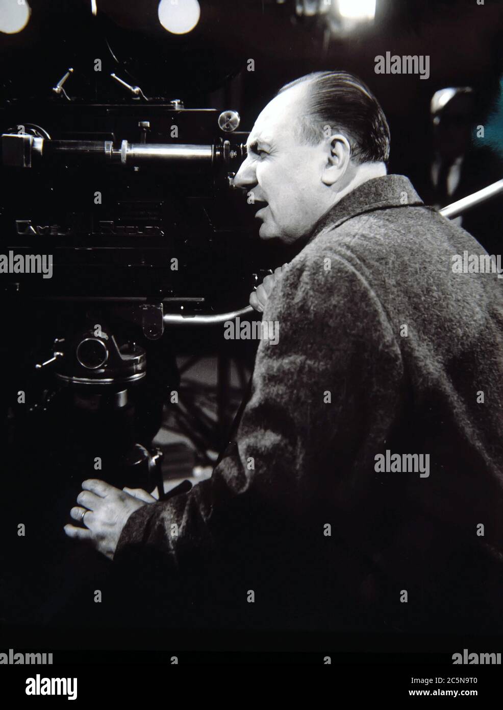 RAFAEL GIL. DIRECTOR CINEMATOGRAFICO ESPAÑOL . 1913 - 1986. TRABAJANDO EN EL RODAJE DE UNA DE SUS PELICULAS. Stock Photo