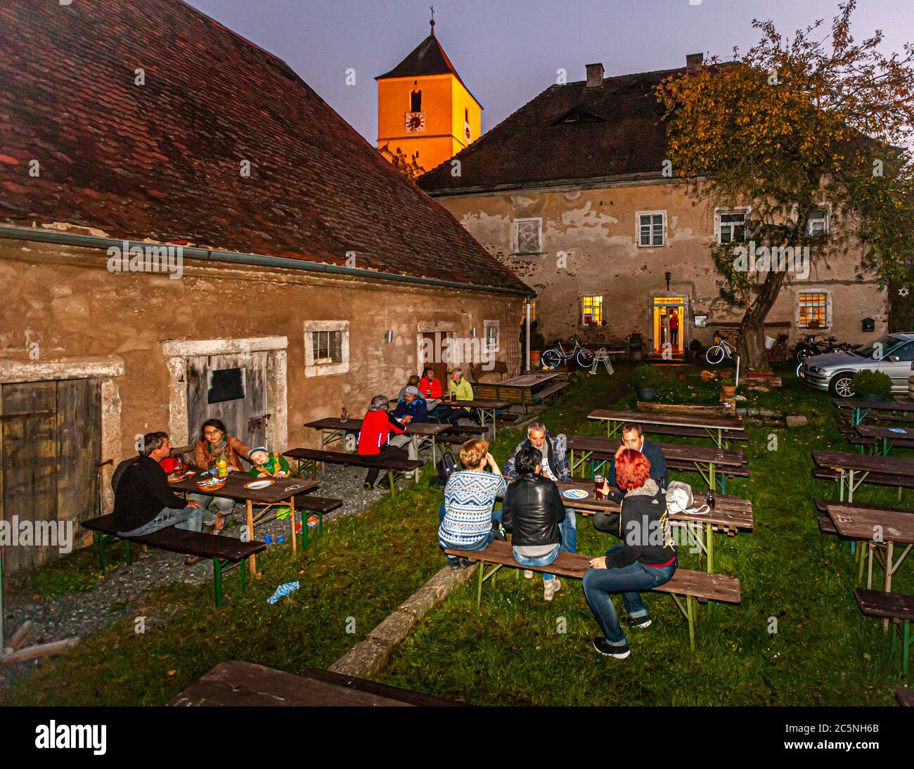 Down-to-earth culture. Hearty cuisine and drinkable beer in the garden of the old rectory in Altenstadt. Zoigl Beer Pub in Altenstadt an der Waldnaab, Germany Stock Photo