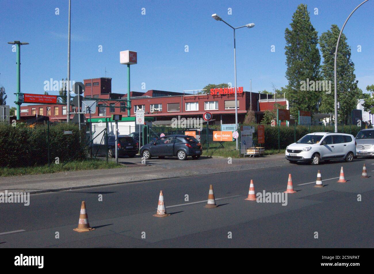 Recyclinghof am Brunsbütteler Damm in Berlin-Spandau: Ansturm auf Wertstoffhöfe während der Corona-Krise Stock Photo