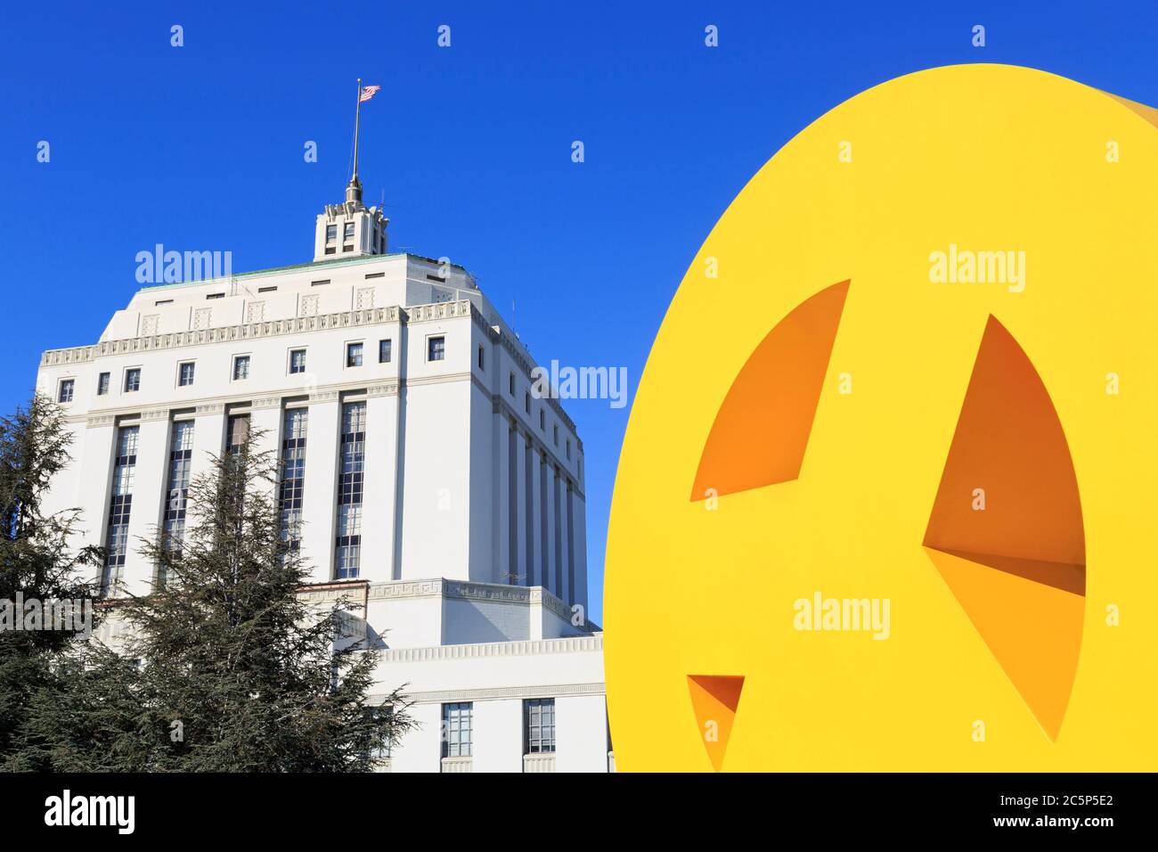 Alameda County Court House & sculpture by Tony Lambat,Oakland,California,USA Stock Photo
