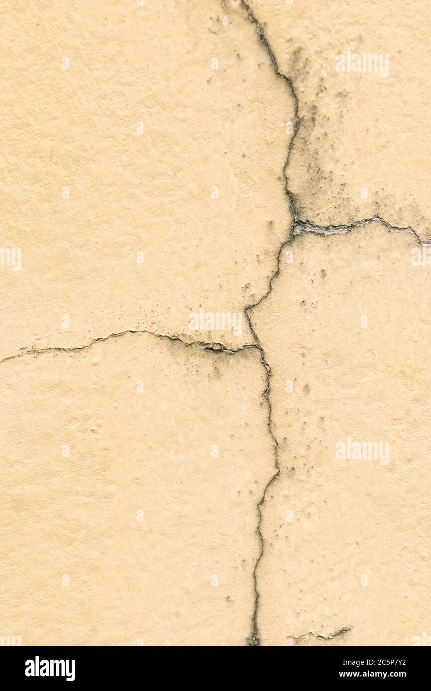 Cracks in the wall of earthquake hi-res stock photography and images ...