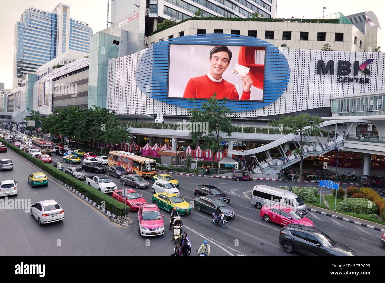 Bangkok, Thailand. 21st Oct, 2019. Cars and buses are stuck in traffic ...