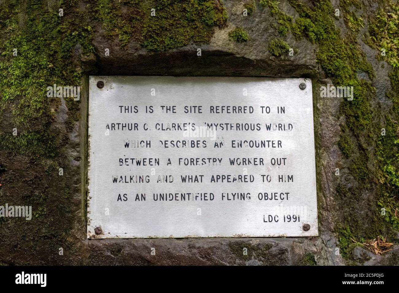 Plaque marking the spot of a UFO incident in 1979. Forestry worker Robert Taylor reported seeing an alien spaceship in Dechmont Woods near Livingston. Stock Photo