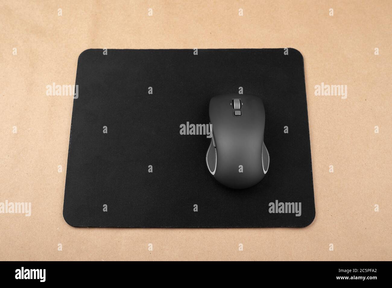 Using Mouse Top View Black wireless mouse on a mouse pad, top view Stock Photo - Alamy