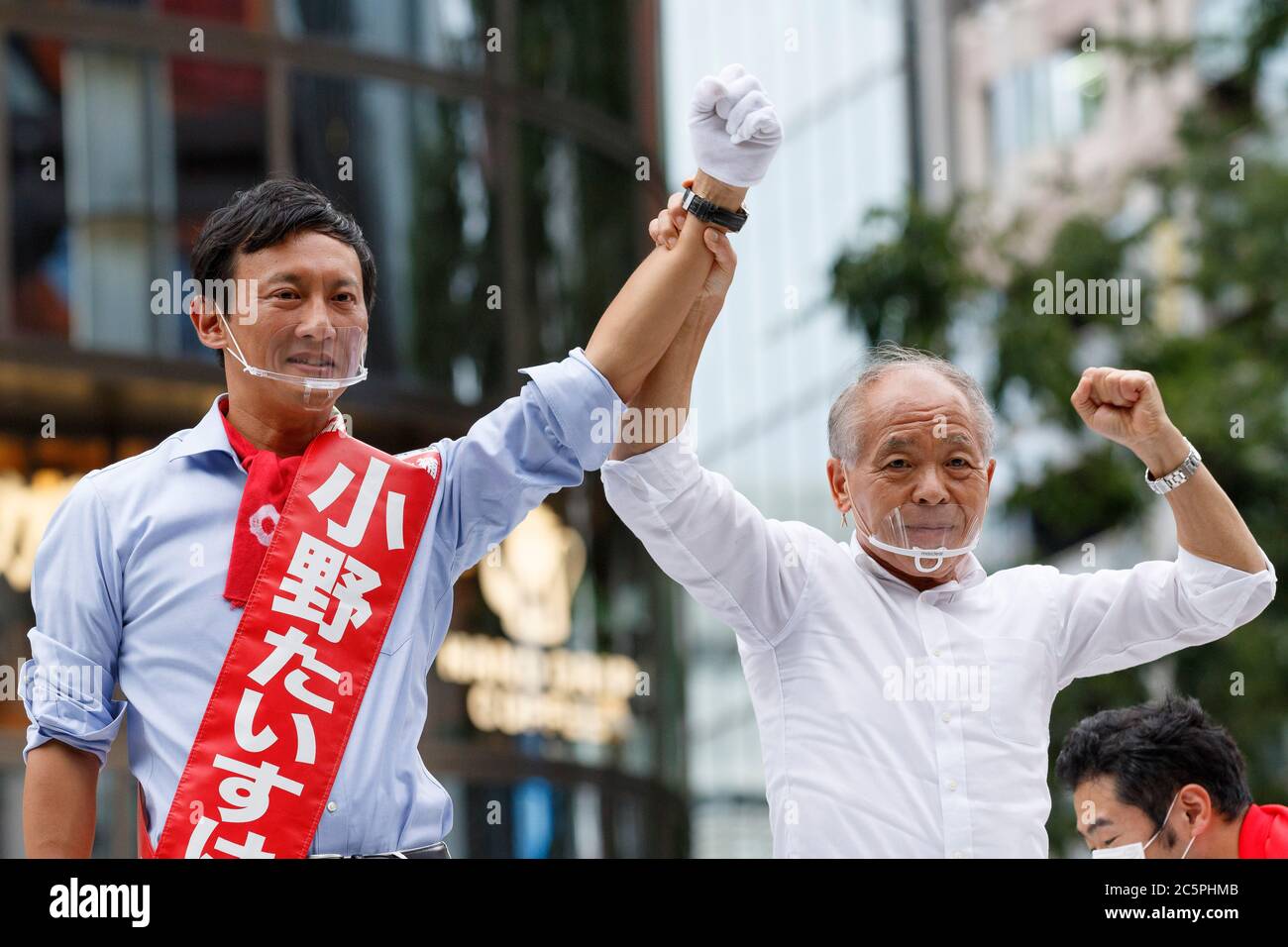Tokyo, Japan. 4th July, 2020. Candidate Taisuke Ono (L) campaigns for tomorrow's gubernatorial election near to Ginza. Tokyo city will run its gubernatorial election on July 5. Tokyo reported 131 new coronavirus cases on Saturday. Credit: Rodrigo Reyes Marin/ZUMA Wire/Alamy Live News Stock Photo