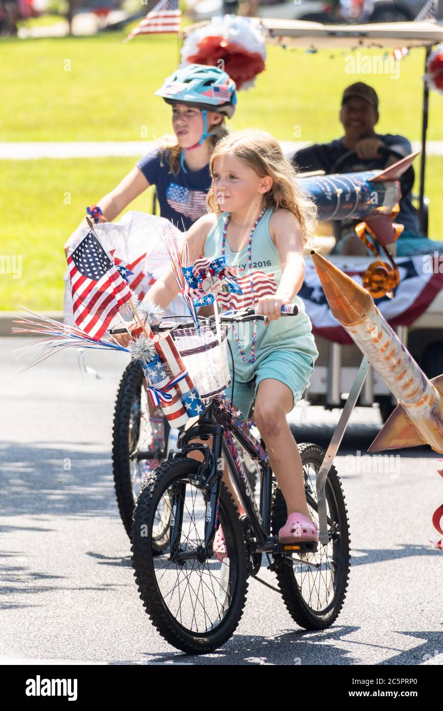 Mount Pleasant, United States of America. 04 July, 2020. A traditional golf cart and bicycle Independence Day parade is held despite a dramatic rise in COVID-19, coronavirus cases in Charleston County July 4, 2020 in Mount Pleasant, South Carolina. South Carolina is currently number three nationwide in number of infected per population. Credit: Richard Ellis/Alamy Live News Stock Photo