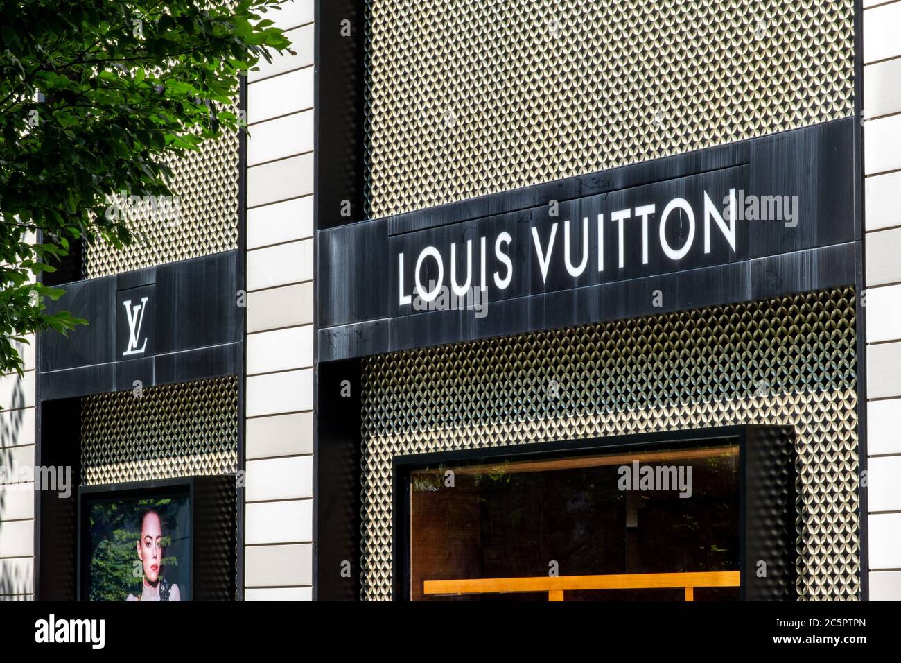 Louis vuitton building hi-res stock photography and images - Page 17 - Alamy
