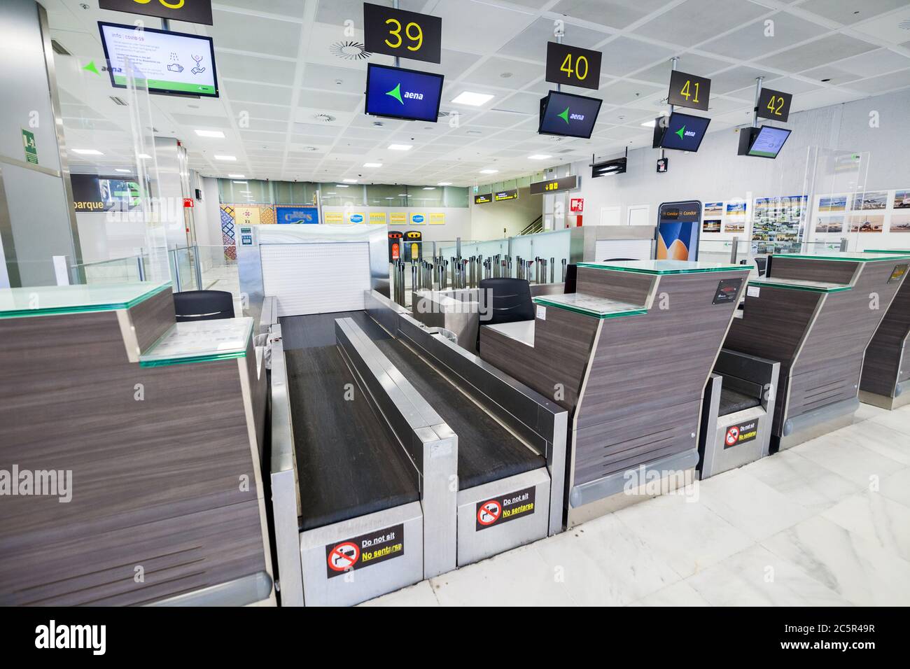 Airport check airport departures hi-res stock photography and images ...