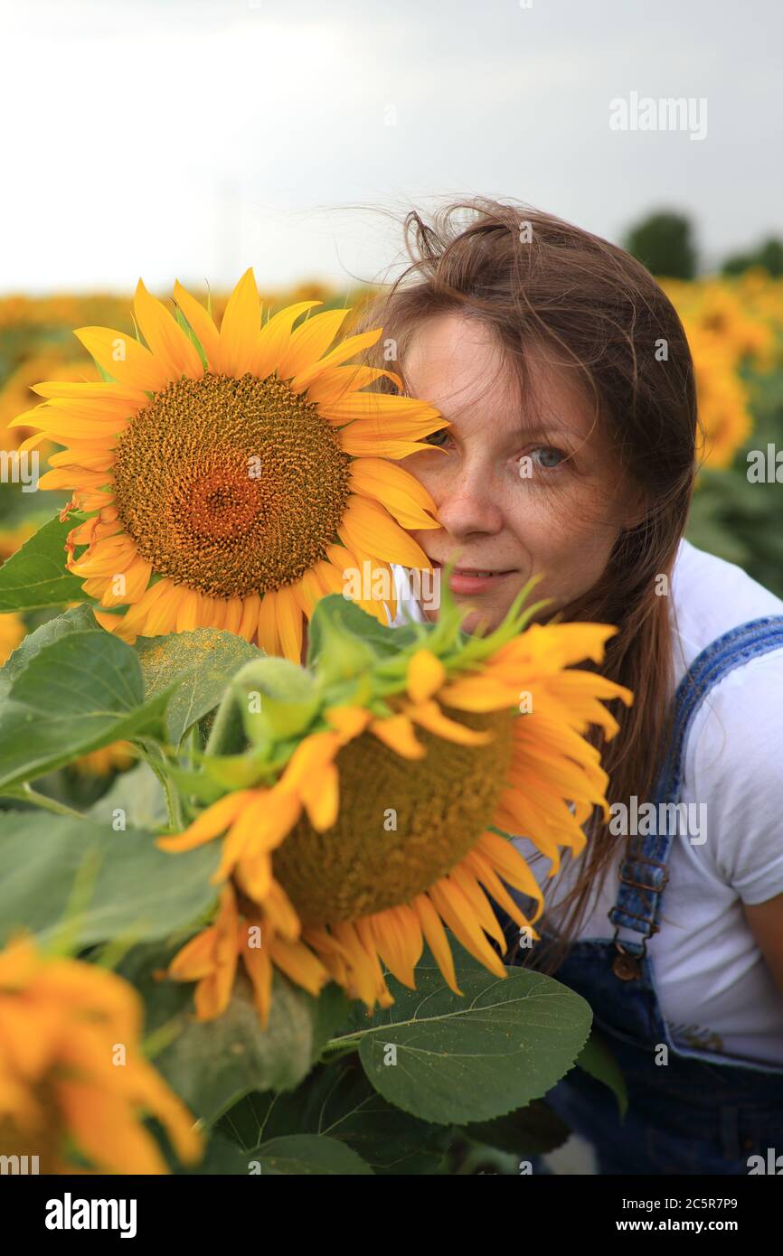 Girl in sunflower field hi-res stock photography and images - Page