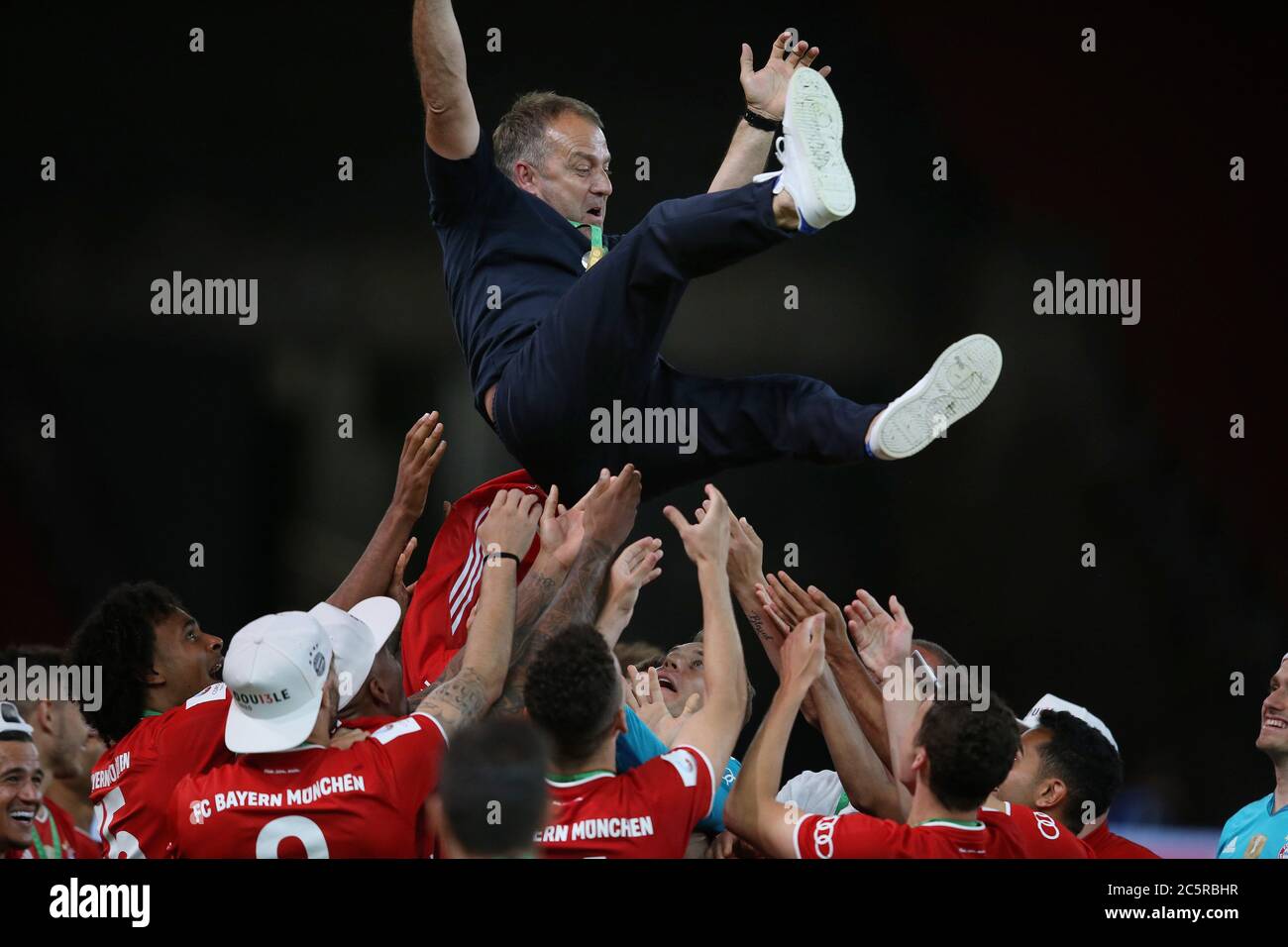 City Of Berlin, Deutschland. 04th July, 2020. firo, football, cup final: season 2019/2020, 04.07.2020 DFB-Pokal final of men Bayer Leverkusen - FC Bayern Mvºnchen, Muenchen jubilation, coach Hansi Flick is thrown into the air by the team, highlight, joke, humor Credit: Jvºrgen Fromme/firosportphoto/POOL For journalistic purposes only! Only for editorial use! For journalistic purposes only! Only for editorial use! | usage worldwide/dpa/Alamy Live News Stock Photo