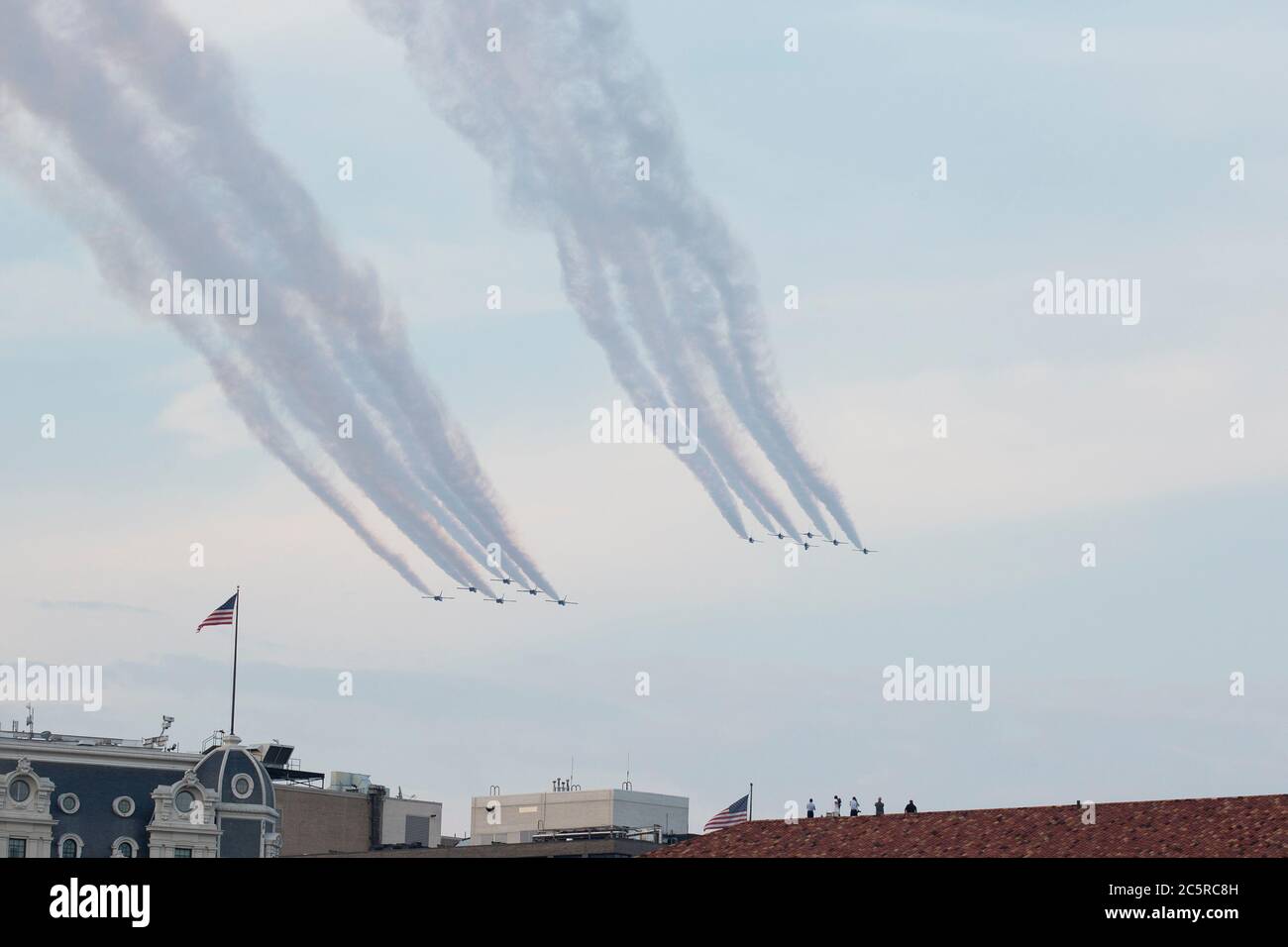 Washington, DC, USA. 4th July, 2020. U.S. Navy Blue Angel fighter jets and U.S. Air Force Thunderbirds fly past the White House as United States President Donald J. Trump participates in his Fourth of July 'Salute to America' event in Washington, DC, U.S., on Saturday, July 4, 2020. Trump pushed forward with his planned Fourth of July celebration, even as many officials urged the public to stay home and avoid gathering in large crowds due to the ongoing Coronavirus pandemic. Credit: Stefani Reynolds/CNP | usage worldwide Credit: dpa/Alamy Live News Stock Photo