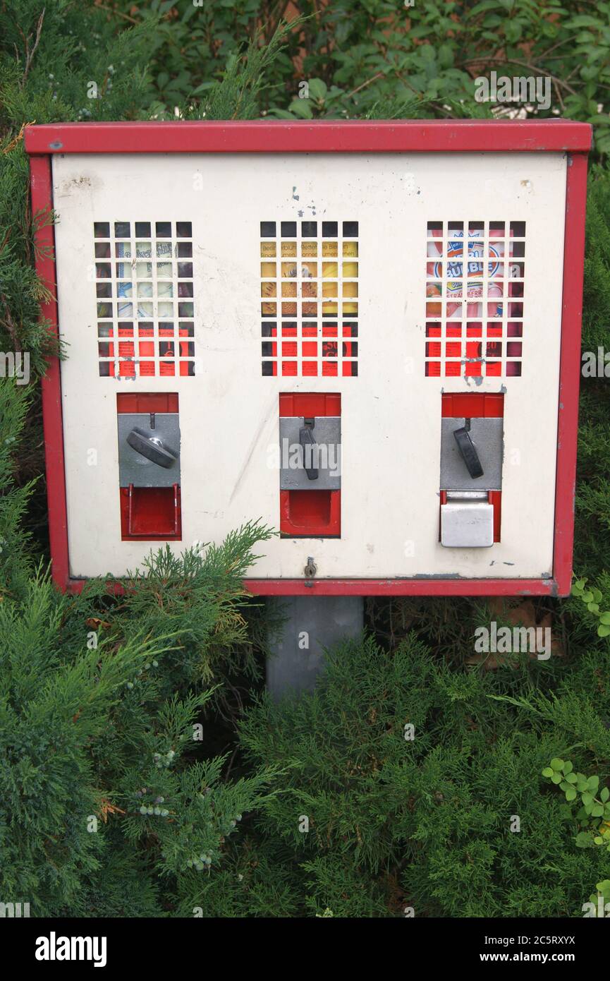 Ein Kaugummiautomat im Päwesiner Weg in Berlin-Spandau. Stock Photo