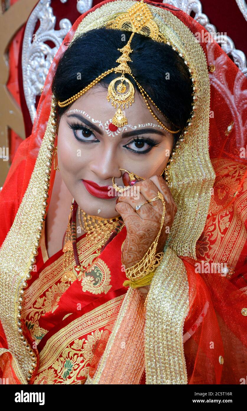 Stunning a beautiful Indian bride with gold jewelry  very happy to her wedding ceremony in marriage house at Kolkata, West bengal. Stock Photo