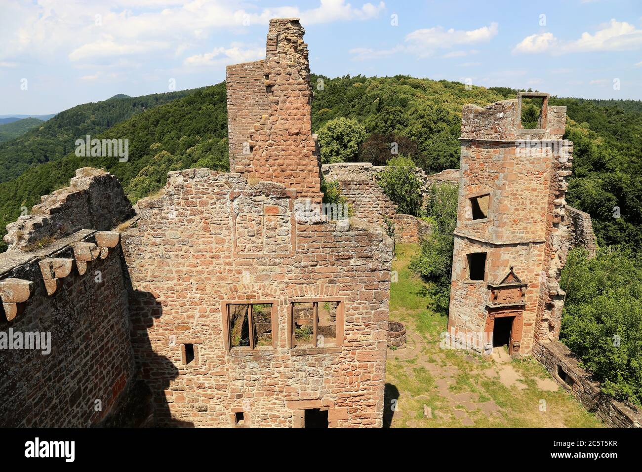 Die Madenburg oberhalb von Eschbach im Sommer. Sie gilt als eine der schönsten Burgruinen im Pfälzerwald Stock Photo