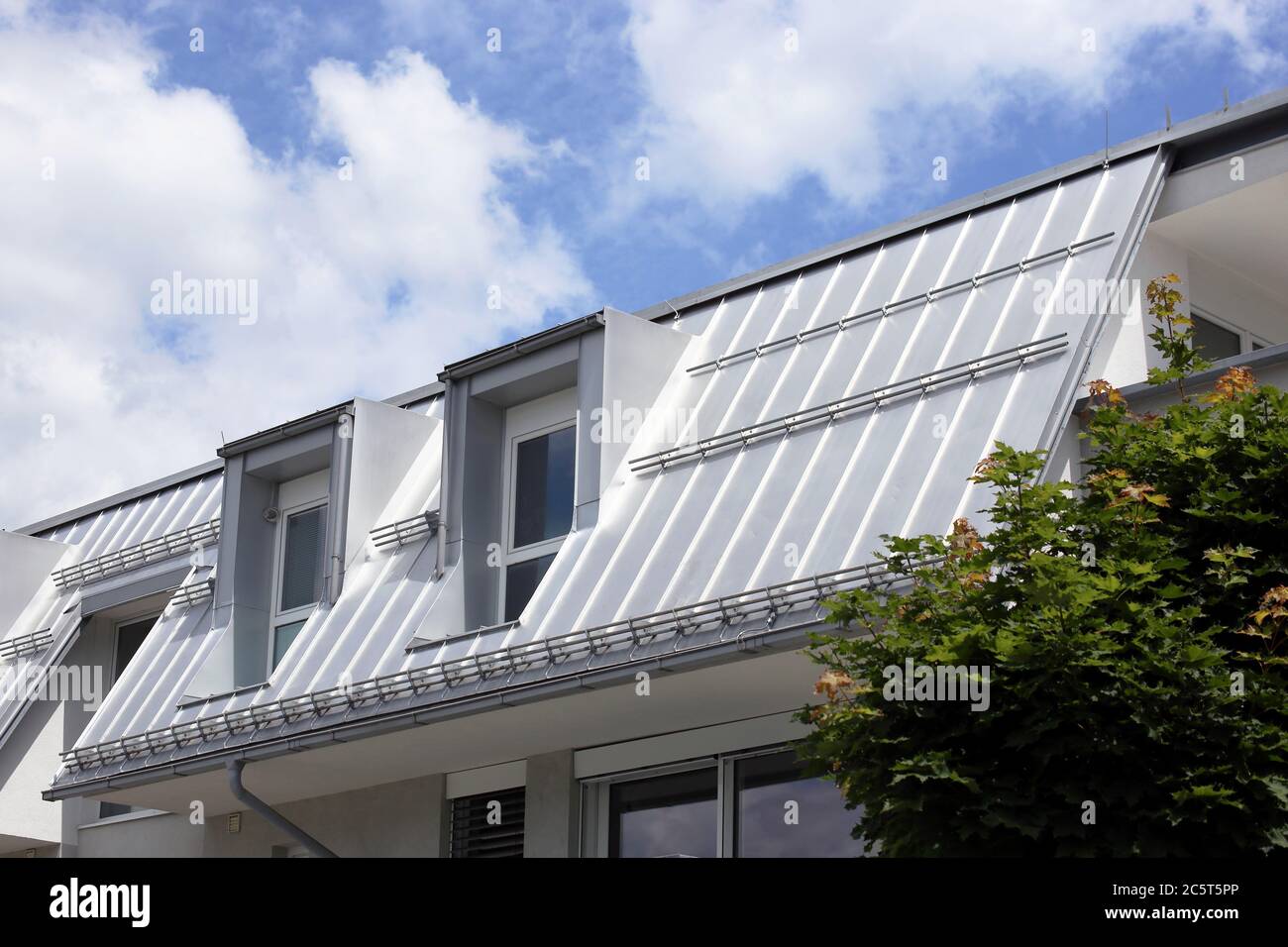 Neues Wohnhaus mit Metalldach Stock Photo