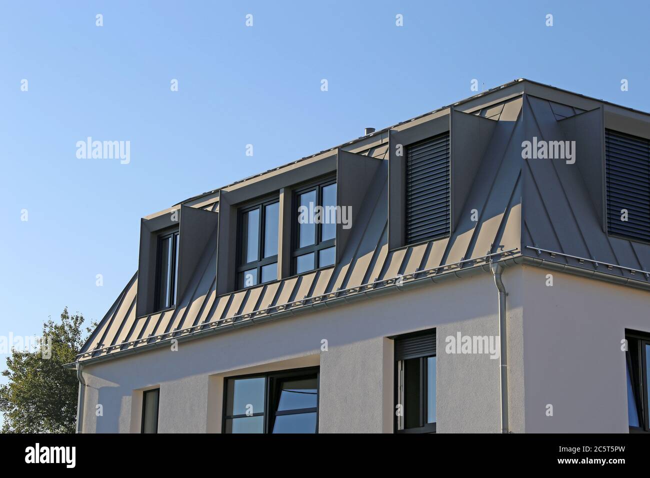 Neues Wohnhaus mit Metalldach Stock Photo