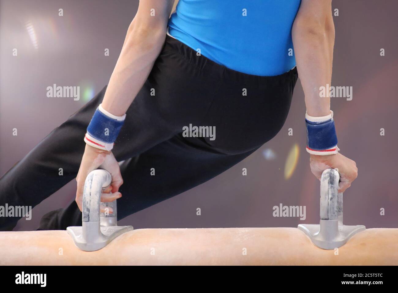 Detailaufnahme von einem Geräteturner am Pauschenpferd Stock Photo