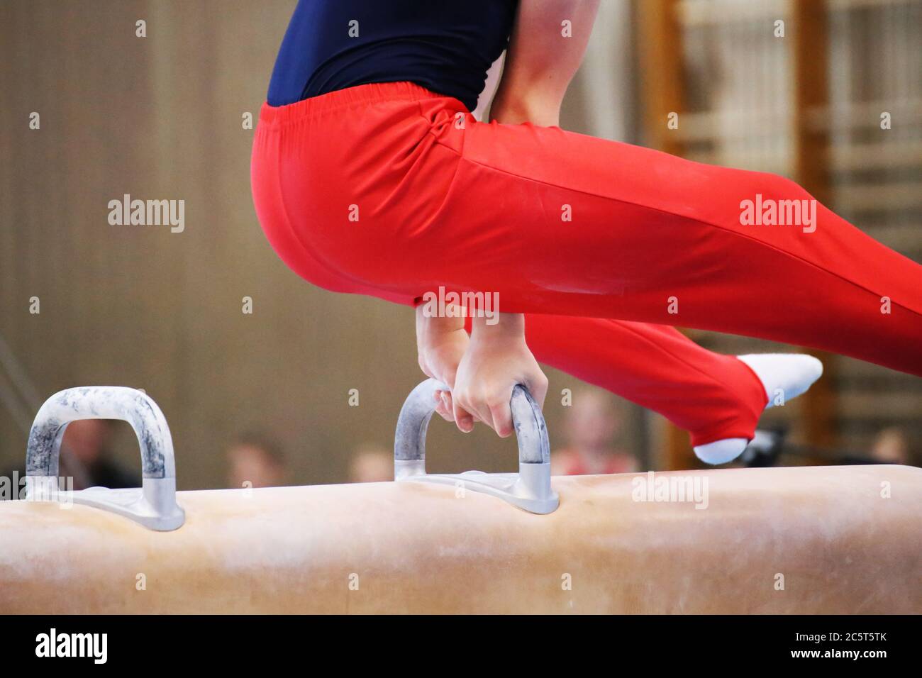 Detailaufnahme von einem Geräteturner am Pauschenpferd Stock Photo