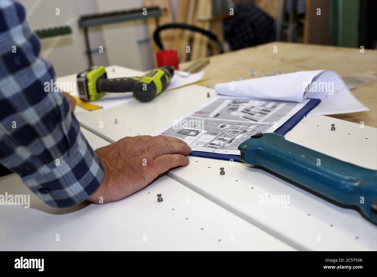 Schreiner bei der Arbeit in seiner Schreinerwerkstatt Stock Photo