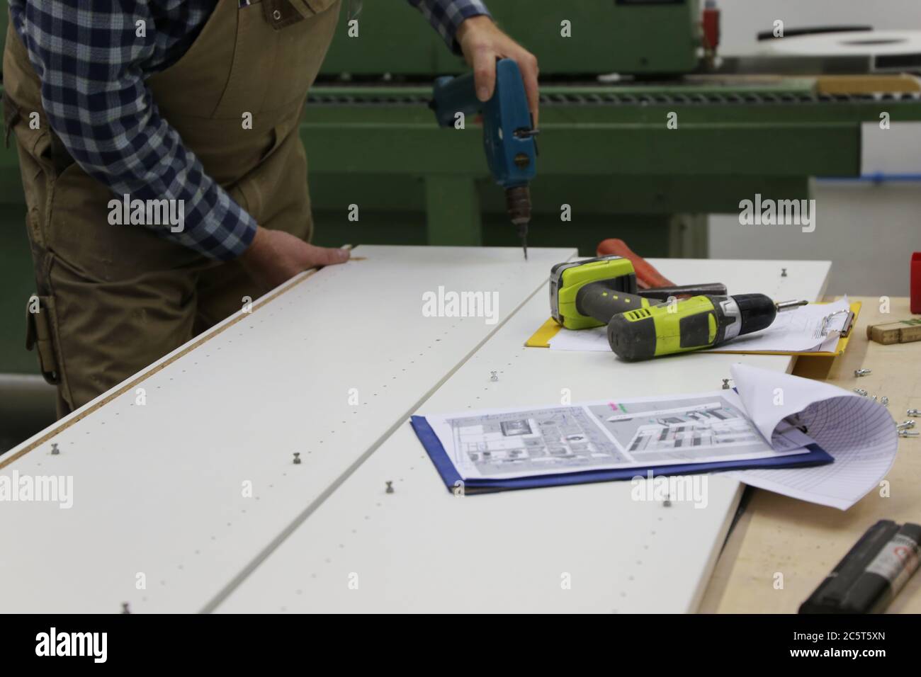 Schreiner bei der Arbeit in seiner Schreinerwerkstatt Stock Photo