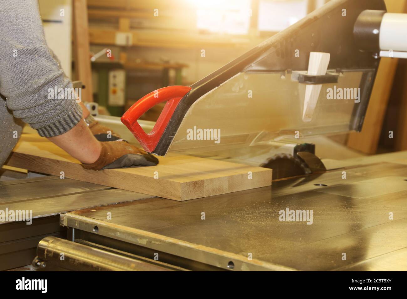 Schreiner bei der Arbeit in seiner Schreinerwerkstatt Stock Photo