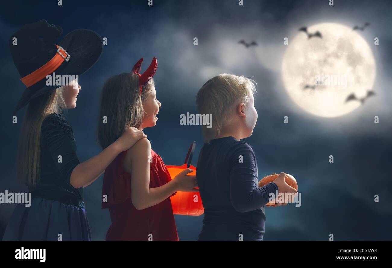 Children aren t watching the firework display. фейерверк семья. фейерверк семья. Watch a firework display. салют фото.