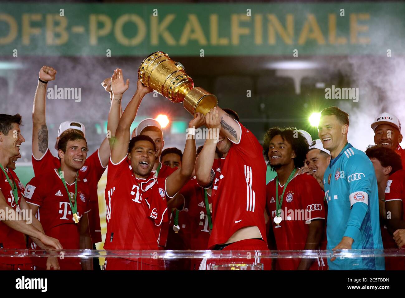 Berlin Germany 04th July 2020 Football Dfb Cup Final Bayer Leverkusen Fc Bayern Munich In The Olympic Stadium Bavaria S Serge Gnabry Holds Up The Cup Next To His Team Cheering Fc