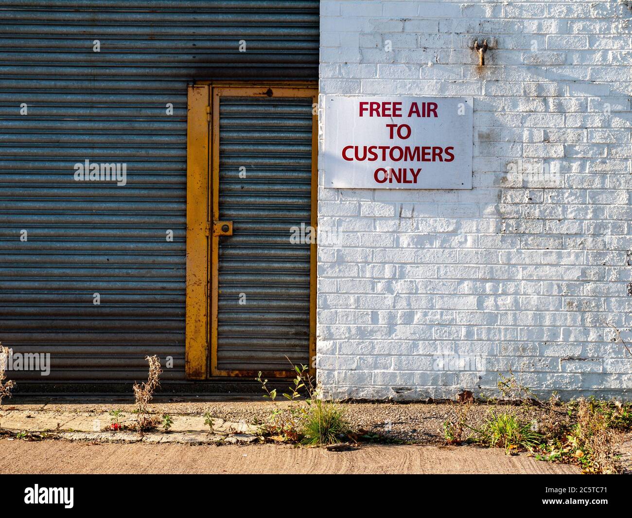 Free air to customers only sign on outside garage wall UK Stock Photo