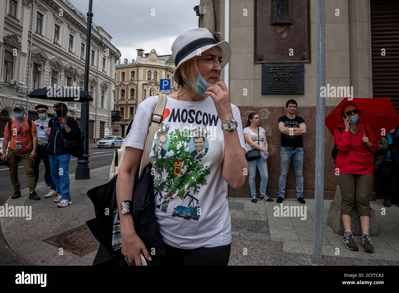 Moscow, Russia. 4th of July, 2020 Protesters, some wearing face masks to protect against coronavirus, observe social distancing guidelines, as they queue at the Russian Presidential administration building in Moscow, Russia. Communists and the activists of the Left Front movement gathered to protest against the constitutional amendments and will bring their statement of the non-acceptance of the referendum results to the presidential administration Stock Photo