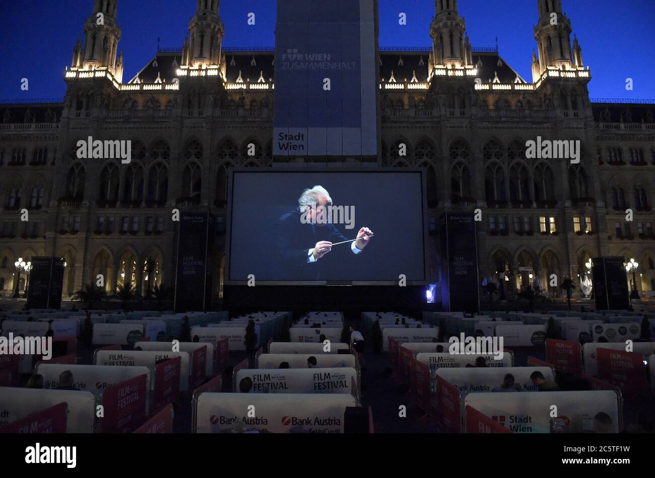 (200705) -- VIENNA, July 5, 2020 (Xinhua) -- The audience watches the Beethoven's Fidelio in separate boxes during the Film Festival at Vienna's Rathausplatz, Austria, on July 4, 2020. This year's Film Festival at Vienna's Rathausplatz opened on Saturday. (Xinhua/Guo Chen) Stock Photo