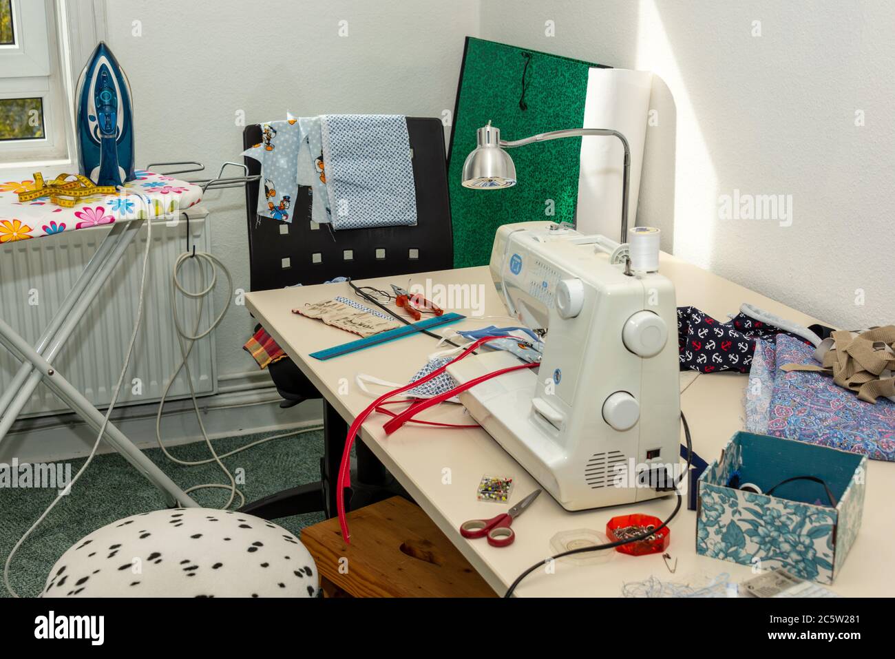 Eigenproduktion von Corona-Gesichtsmasken wegen der Corona-Pandemie Stock Photo