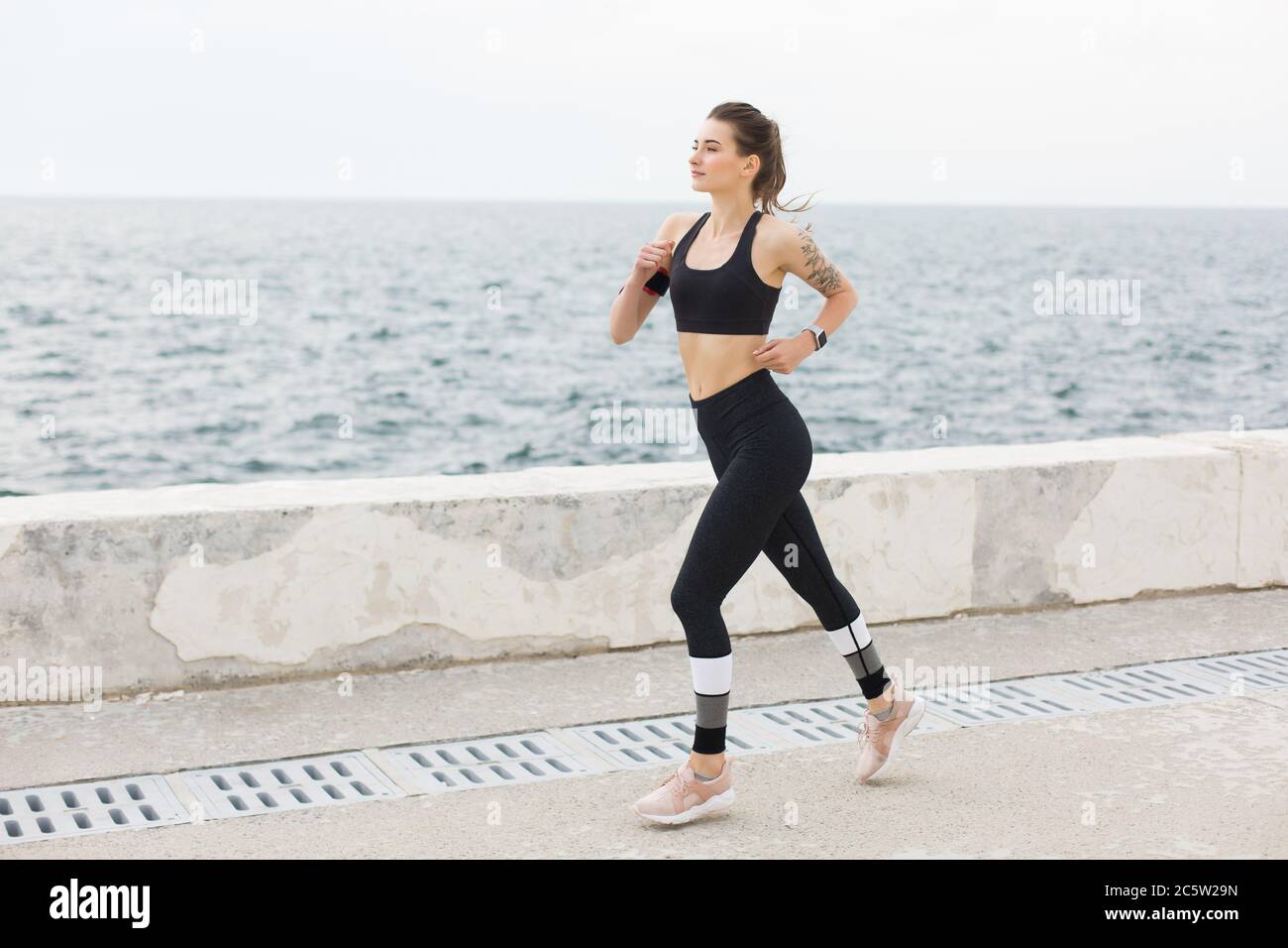 5,208 Woman Running Leggings Stock Photos, High-Res Pictures, and Images -  Getty Images