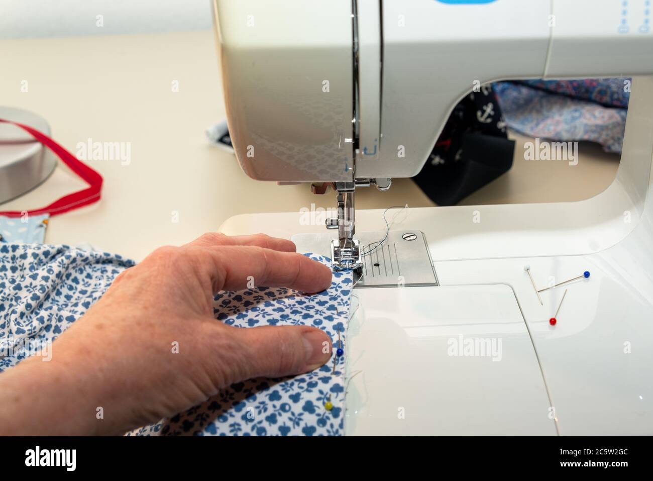 Eigenproduktion von Corona-Gesichtsmasken wegen der Corona-Pandemie Stock Photo