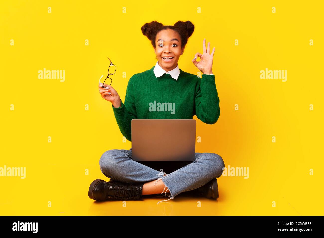 Teen girl legs crossed floor hi-res stock photography and images - Alamy