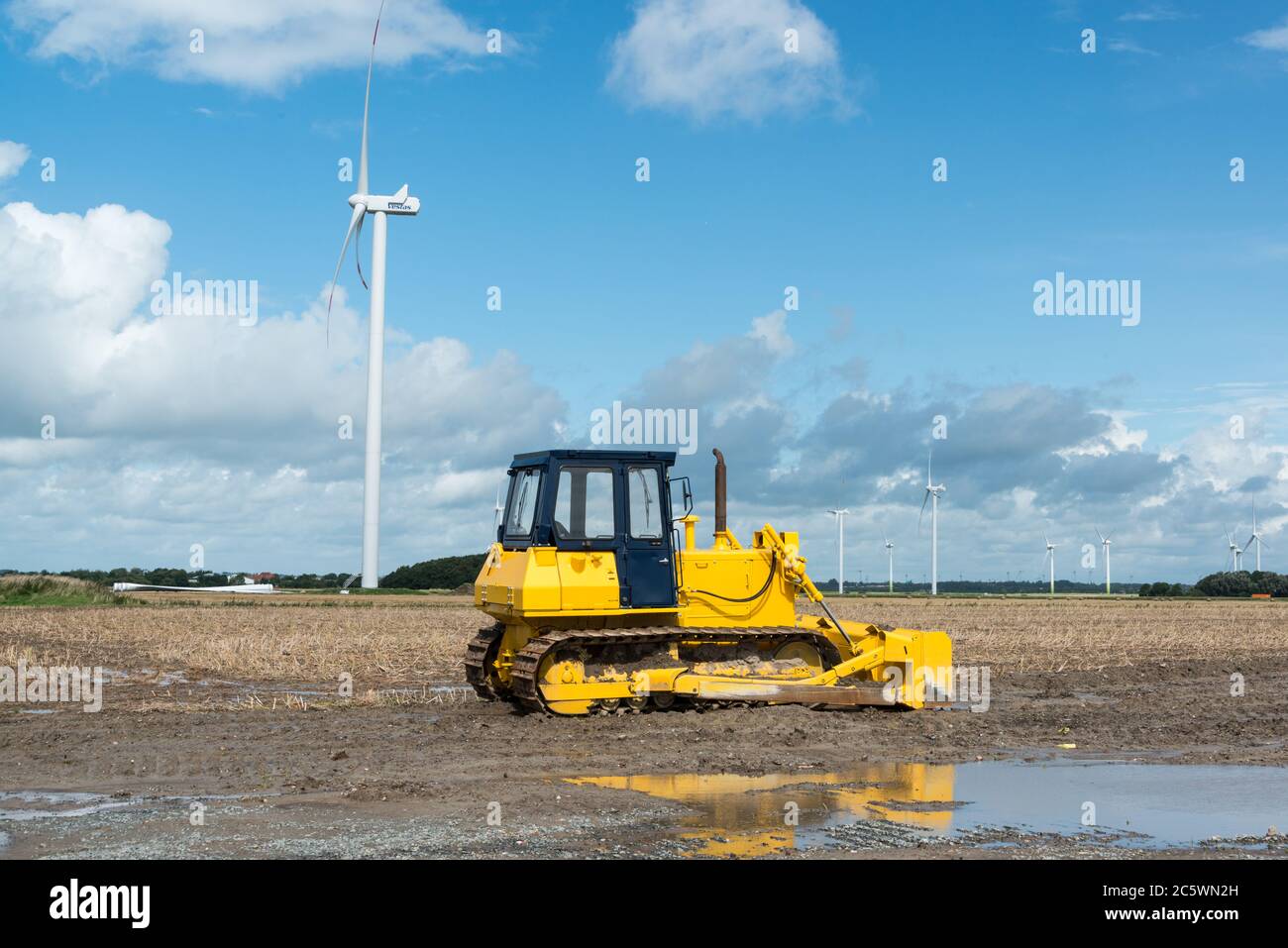 Trecker mit Kettenantrieb auf einem Getreidefeld in Nordfriesland Stock Photo