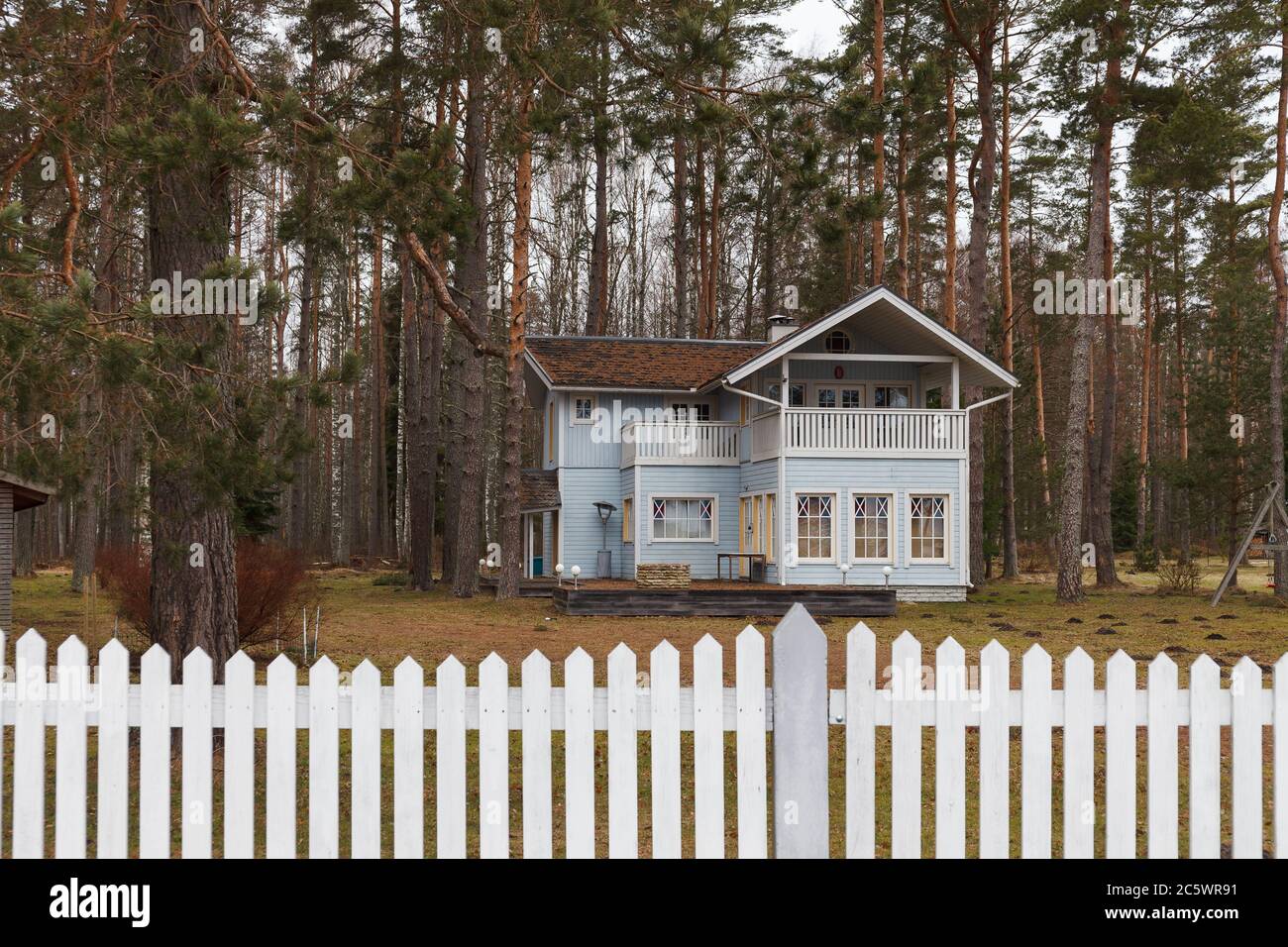 White wooden cottage hi-res stock photography and images - Alamy