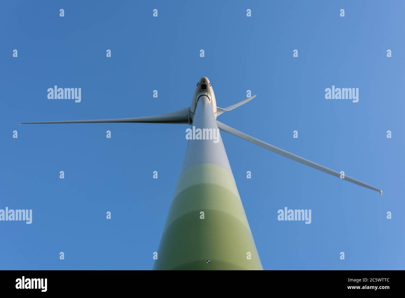 Windkraftanlagen zur ökologischen Stromversorgung sind in der windreichen ostfriesischen Küstenregion ideal zu betreiben. Stock Photo