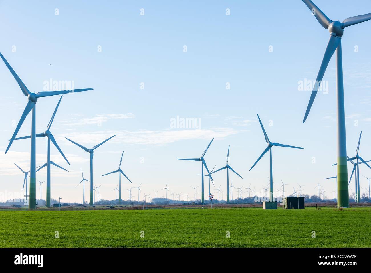 Windkraftanlagen zur ökologischen Stromversorgung sind in der windreichen ostfriesischen Küstenregion ideal zu betreiben. Stock Photo