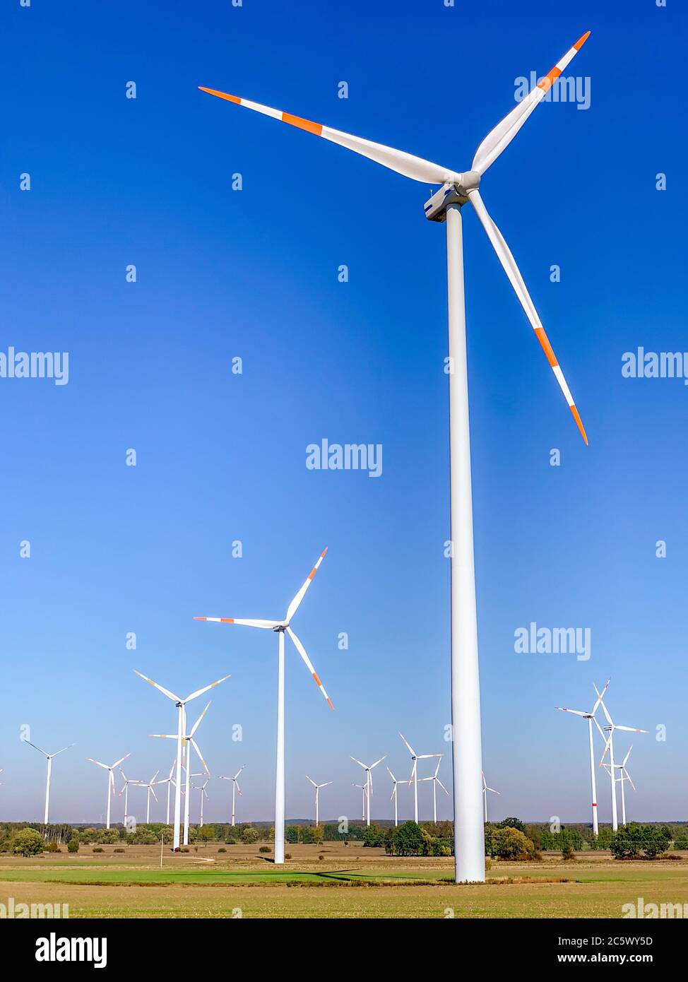 Windkaftanlagen auf einem Feld in Deutschland Stock Photo