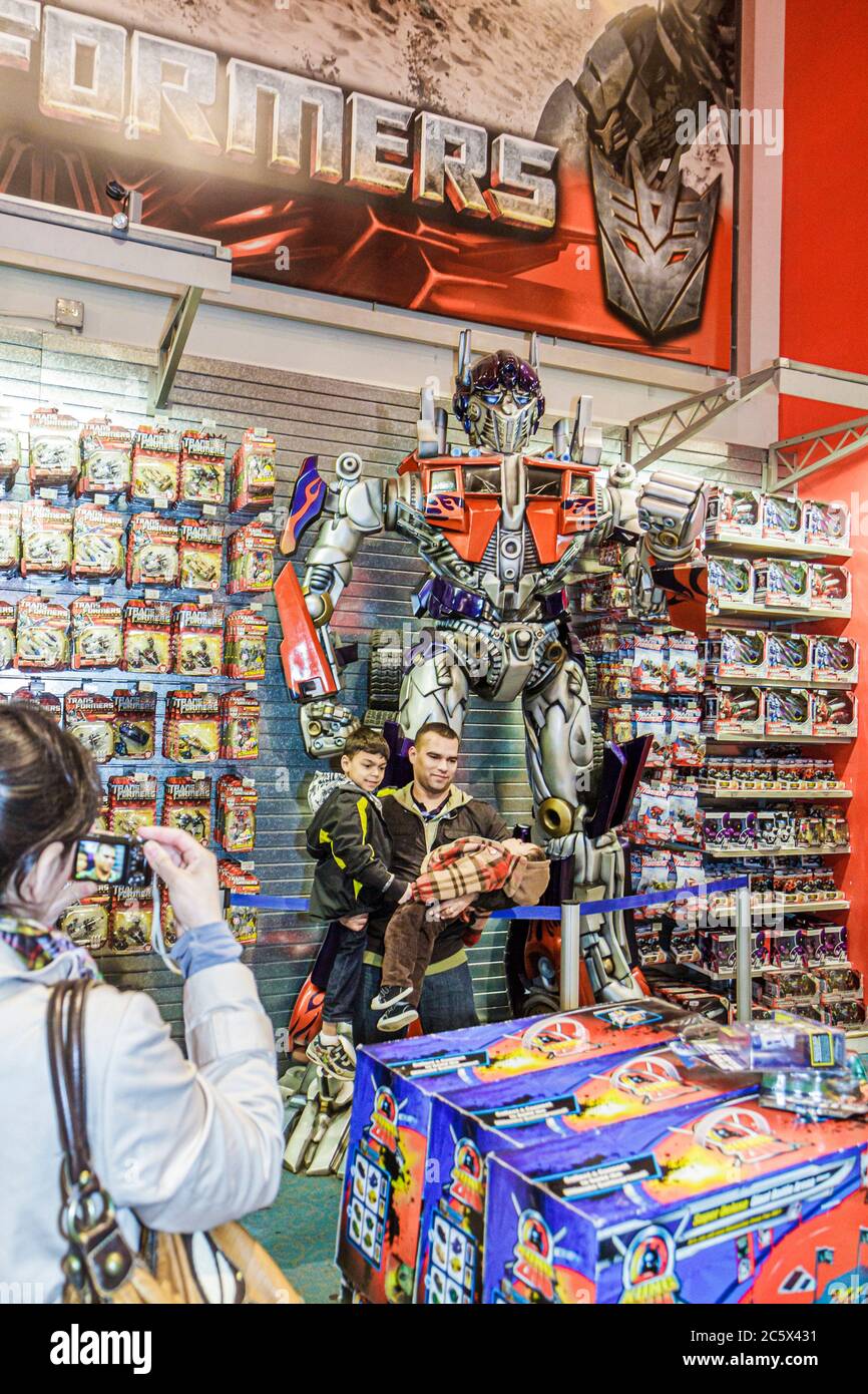 Woman and kid toy r us hires stock photography and images Alamy