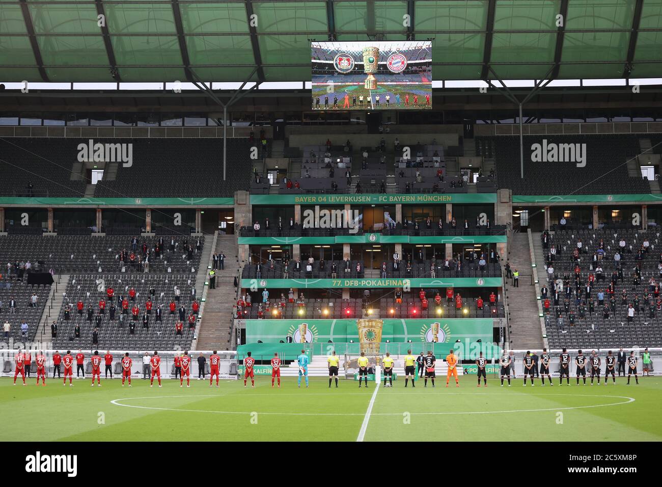 Berlin, Germany, 4 th July 2020,  the teams in minute's silence for the corona virus victims at the DFB Pokal Final match  FC BAYERN MUENCHEN - BAYER 04 LEVERKUSEN 4-2  in season 2019/2020 , FCB © Peter Schatz / Alamy Live News / Jürgen Fromme/firosportphoto/Pool   - DFB REGULATIONS PROHIBIT ANY USE OF PHOTOGRAPHS as IMAGE SEQUENCES and/or QUASI-VIDEO -  National and international News-Agencies OUT Editorial Use ONLY Stock Photo