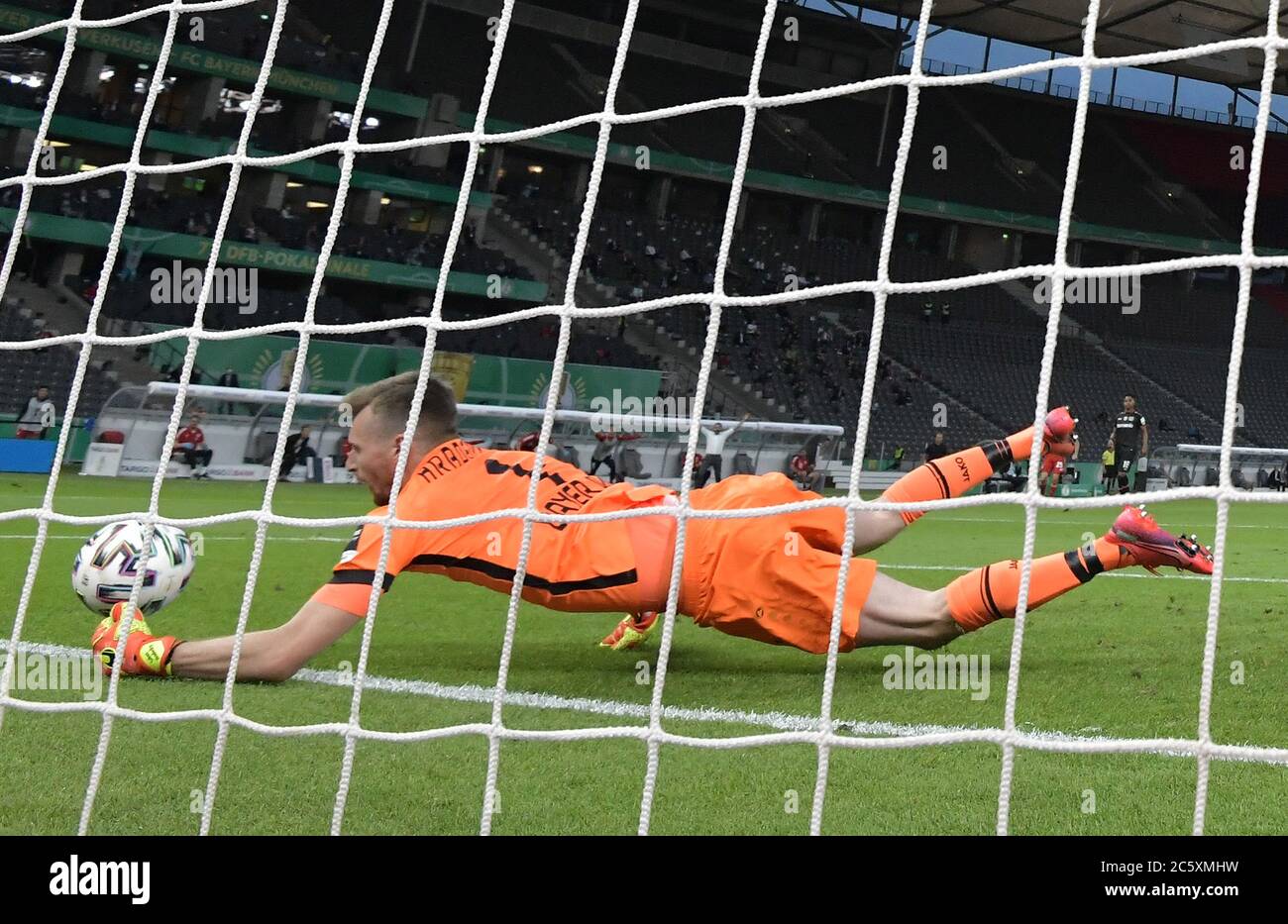 Berlin, Germany, 4 th July 2020,  Lukas HRADECKY, Lev 1 fault, mistake for 0-3 goal of Robert LEWANDOWSKI, FCB 9  at the DFB Pokal Final match  FC BAYERN MUENCHEN - BAYER 04 LEVERKUSEN 4-2  in season 2019/2020 , FCB Foto: © Peter Schatz / Alamy Live News / Kevin Voigt/Jan Huebner/Pool   - DFB REGULATIONS PROHIBIT ANY USE OF PHOTOGRAPHS as IMAGE SEQUENCES and/or QUASI-VIDEO -  National and international News-Agencies OUT Editorial Use ONLY Stock Photo