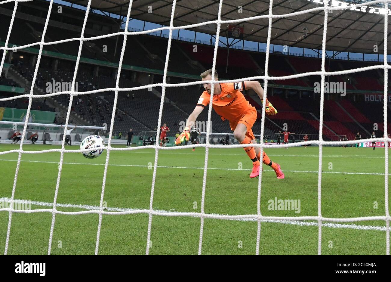 Berlin, Germany, 4 th July 2020,  Lukas HRADECKY, Lev 1 fault, mistake for 0-3 goal of Robert LEWANDOWSKI, FCB 9  at the DFB Pokal Final match  FC BAYERN MUENCHEN - BAYER 04 LEVERKUSEN 4-2  in season 2019/2020 , FCB Foto: © Peter Schatz / Alamy Live News / Kevin Voigt/Jan Huebner/Pool   - DFB REGULATIONS PROHIBIT ANY USE OF PHOTOGRAPHS as IMAGE SEQUENCES and/or QUASI-VIDEO -  National and international News-Agencies OUT Editorial Use ONLY Stock Photo