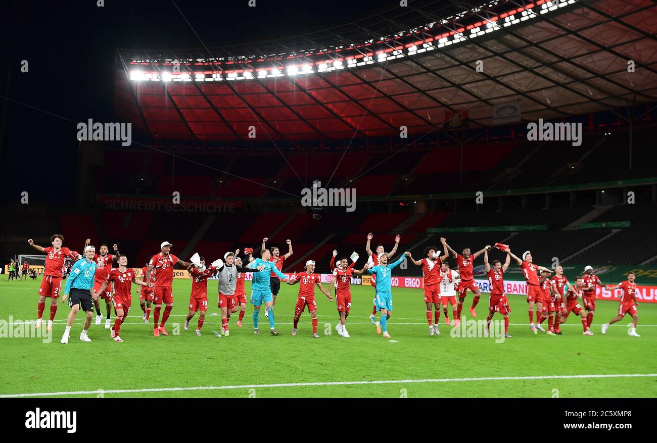 Berlin, Germany, 4 th July 2020,  Celebration winner ceremony: Serge GNABRY, FCB 22 Leon GORETZKA, FCB 18 Jerome BOATENG (FCB 17) Kingsley COMAN, FCB 29 Corentin TOLISSO, FCB 24 Manuel NEUER, FCB 1 Mickael (Michael) CUISANCE, FCB 11  Ivan PERISIC, FCB 14 Benjamin PAVARD, FCB 5 Lucas HERNANDEZ (FCB 21) Javi MARTINEZ, FCB 8 Alvaro ODRIOZOLA, FCB 2 Philippe COUTINHO, FCB 10 Thiago ALCANTARA, FCB 6  Sarpreet SINGH , FCB 28. Niklas SUELE, FCB 4 Christian FRÜCHTL goal keeper, Sven ULREICH, FCB 26 Torwart Thomas MUELLER, MÜLLER, FCB 25 Robert LEWANDOWSKI, FCB 9 Joshua ZIRKZEE, FCB 35 Oliver BATISTA M Stock Photo