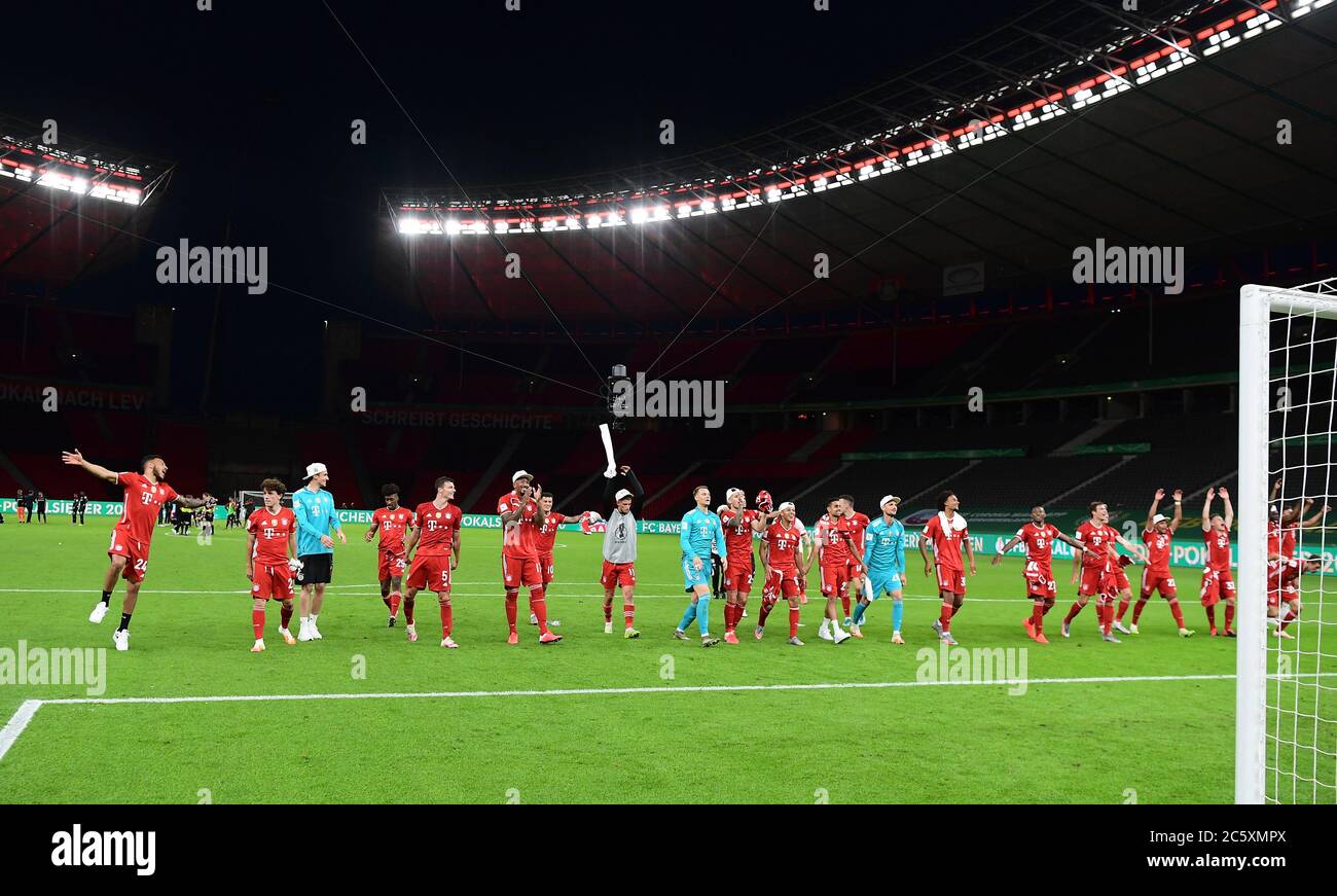 Berlin, Germany, 4 th July 2020,  Celebration winner ceremony: Serge GNABRY, FCB 22 Leon GORETZKA, FCB 18 Jerome BOATENG (FCB 17) Kingsley COMAN, FCB 29 Corentin TOLISSO, FCB 24 Manuel NEUER, FCB 1 Mickael (Michael) CUISANCE, FCB 11  Ivan PERISIC, FCB 14 Benjamin PAVARD, FCB 5 Lucas HERNANDEZ (FCB 21) Javi MARTINEZ, FCB 8 Alvaro ODRIOZOLA, FCB 2 Philippe COUTINHO, FCB 10 Thiago ALCANTARA, FCB 6  Sarpreet SINGH , FCB 28. Niklas SUELE, FCB 4 Christian FRÜCHTL goal keeper, Sven ULREICH, FCB 26 Torwart Thomas MUELLER, MÜLLER, FCB 25 Robert LEWANDOWSKI, FCB 9 Joshua ZIRKZEE, FCB 35 Oliver BATISTA M Stock Photo