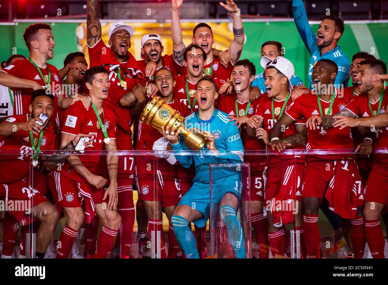 Berlin, Germany, 4 th July 2020,  winner ceremony: Manuel NEUER, FCB 1 lifts trophy, Leon GORETZKA, FCB 18 Benjamin PAVARD, FCB 5 Robert LEWANDOWSKI, FCB 9 Ivan PERISIC, FCB 14  Lucas HERNANDEZ (FCB 21) Thomas MUELLER, MÜLLER, FCB 25 Philippe COUTINHO, FCB 10 Corentin TOLISSO, FCB 24 Thiago ALCANTARA, FCB 6   Javi MARTINEZ, FCB 8 Niklas SUELE, FCB 4 Sven ULREICH, FCB 26 Torwart  David ALABA, FCB 27   with trophy at the DFB Pokal Final match  FC BAYERN MUENCHEN - BAYER 04 LEVERKUSEN 4-2  in season 2019/2020 , FCB Foto: © Peter Schatz / Alamy Live News / Kevin Voigt/Jan Huebner/Pool   - DFB REGU Stock Photo