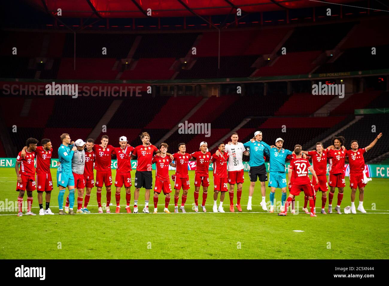 Berlin, Germany, 4 th July 2020,  Celebration winner ceremony: Serge GNABRY, FCB 22 Leon GORETZKA, FCB 18 Jerome BOATENG (FCB 17) Kingsley COMAN, FCB 29 Corentin TOLISSO, FCB 24 Manuel NEUER, FCB 1 Mickael (Michael) CUISANCE, FCB 11  Ivan PERISIC, FCB 14 Benjamin PAVARD, FCB 5 Lucas HERNANDEZ (FCB 21) Javi MARTINEZ, FCB 8 Alvaro ODRIOZOLA, FCB 2 Philippe COUTINHO, FCB 10 Thiago ALCANTARA, FCB 6  Sarpreet SINGH , FCB 28. Niklas SUELE, FCB 4 Christian FRÜCHTL goal keeper, Sven ULREICH, FCB 26 Torwart Thomas MUELLER, MÜLLER, FCB 25 Robert LEWANDOWSKI, FCB 9 Joshua ZIRKZEE, FCB 35 Oliver BATISTA M Stock Photo